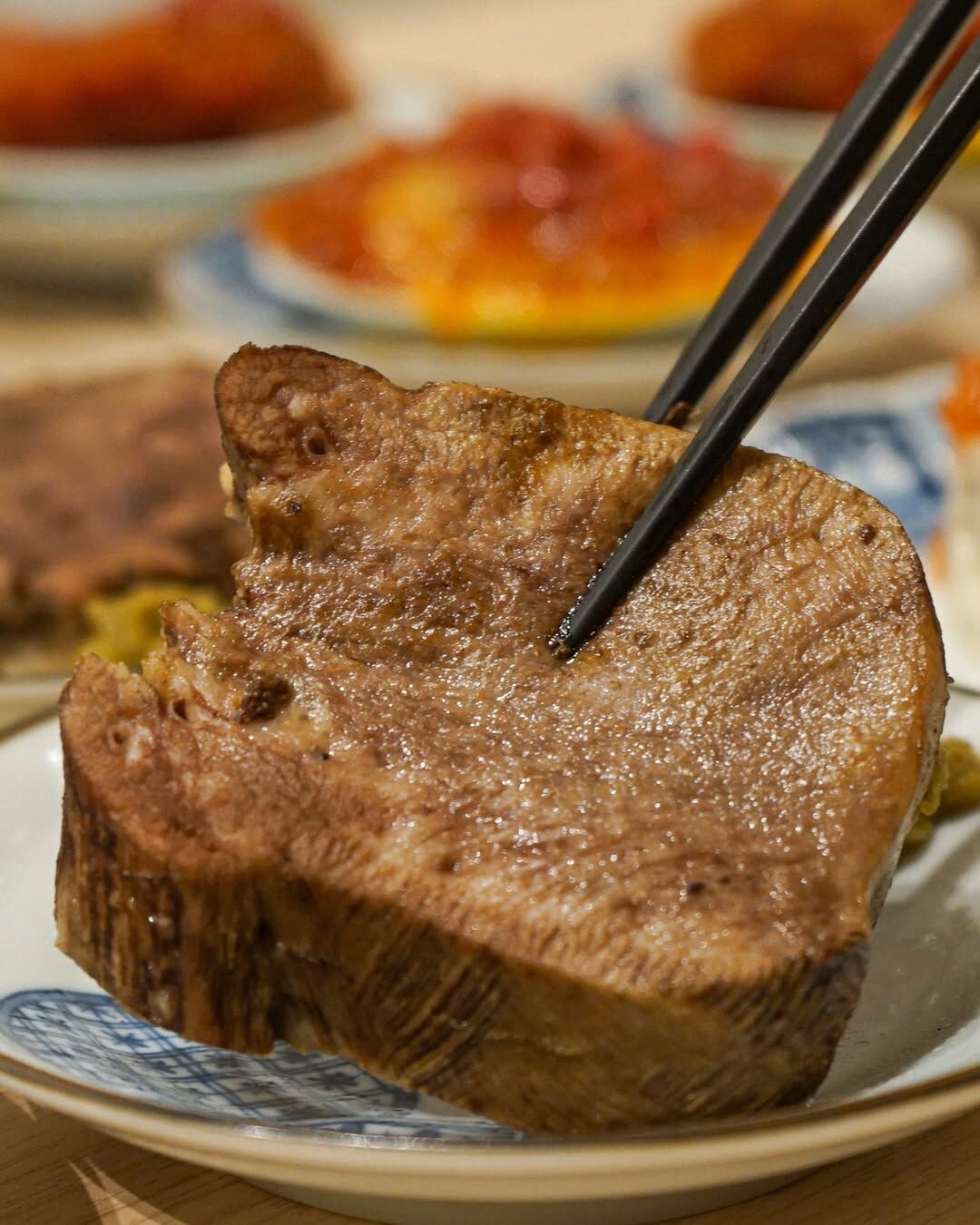 こだわりの鉄板料理とおばんざいを提供